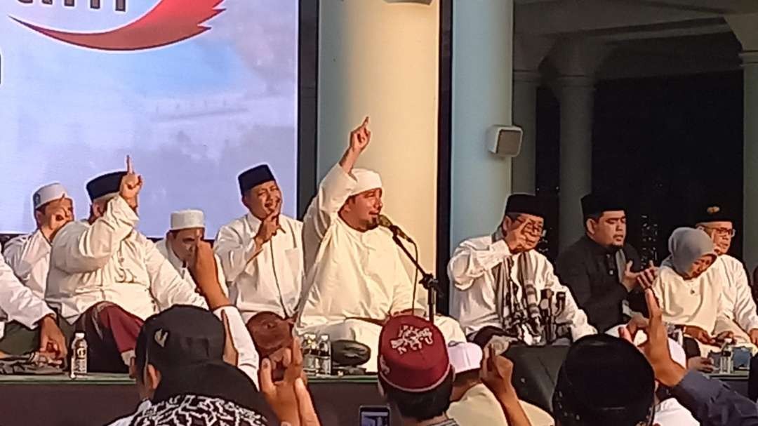 Habib Anis bersama para kisi dalam acara Shalawat Nabi Muhammad SAW. (Foto:adi/ngopi bareng.id)