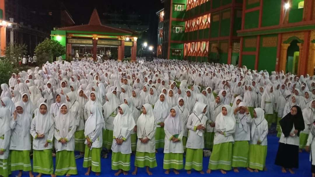 Para santriwati bergairah dalam menuntut ilmu agama di pesantren. (Foto:dok/ngopibareng.id)