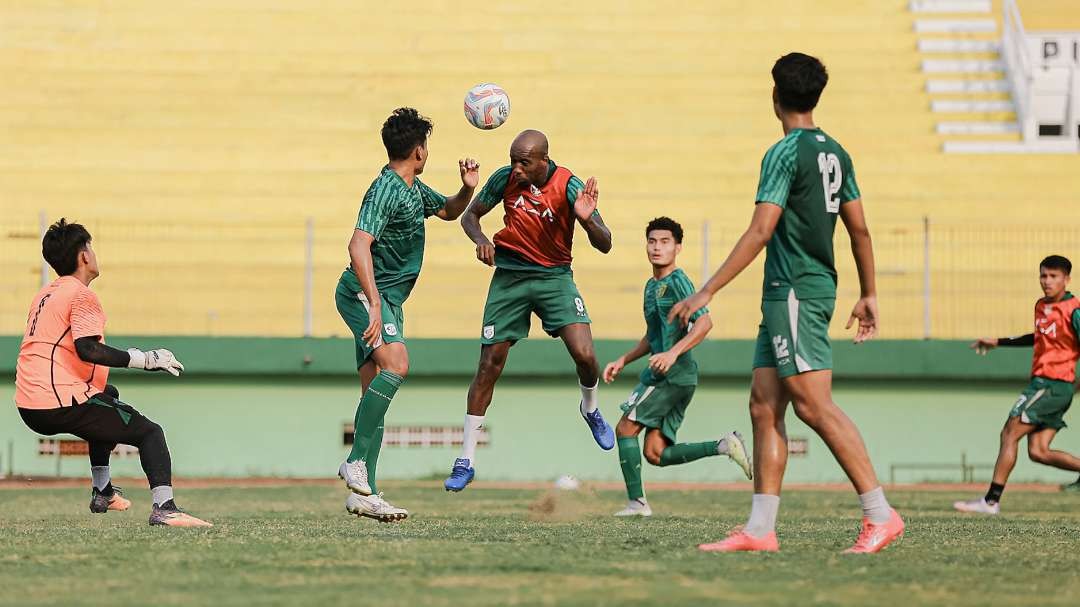 Pemain-pemain Persebaya saat melakukan internal game. (Foto: Persebaya)