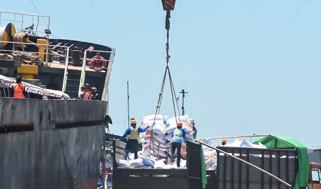 Proses bongkar beras impor asal Vietnam di Pelabuhan Tanjungwangi Banyuwangi (Foto: Istimewa)