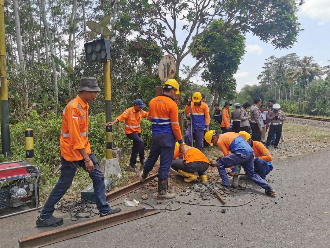 Proses pemasangan patok rel untuk mempersempit akses kendaraan di lokasi kecelakaan di Lumajang (Foto: Dok PT KAI Daop 9 Jember)