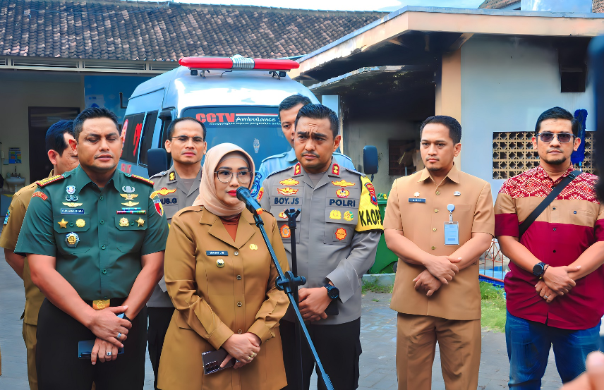 Pj. Bupati Lumajang, Indah Wahyuni (Yuyun) bersama perangkat di Pemkab Lumajang saat memberikan keterangan pers, Senin 20 November 2023. (Foto: Kominfo Lumajang)