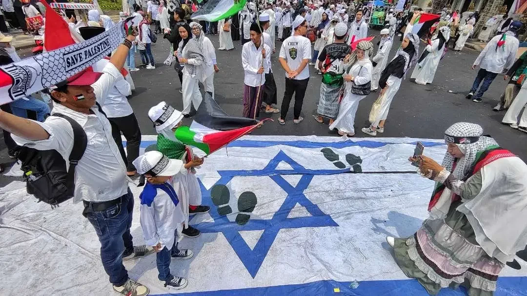 Warga melakukan aksi bela Palestina di depan Gedung Negara Grahadi, Surabaya, Minggu 12 November 2023. (Foto: Fariz Yarbo/Ngopibareng.id)