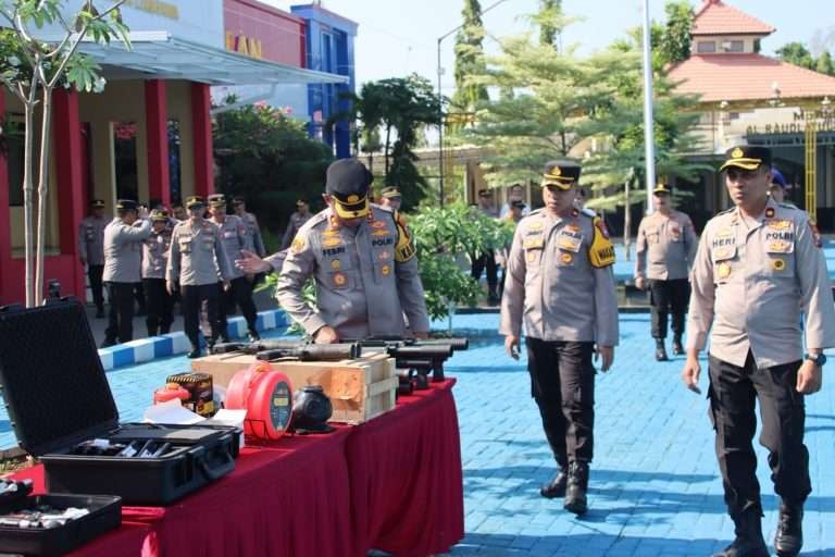 Kapolres Bangkalan AKBP Febri Isman Jaya pimpin pengecekan Almatsus dalam apel Gelar yang dihelat di lapangan WL Mapolres Bangkalan, Senin 20 November 2023.(Foto: Polres Bangkalan)