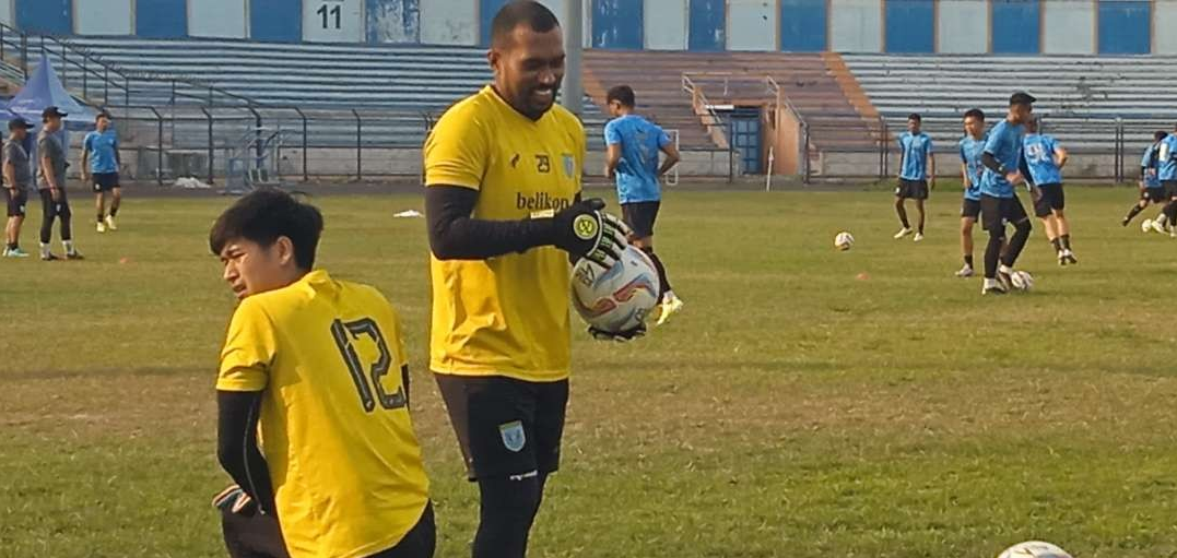 Persela Lamongan hanya memiliki dia penjaga gawang, Samuel Reimas dan Fauzan Muzaki. (Foto :Imron Rosidi/Ngopibareng.id)