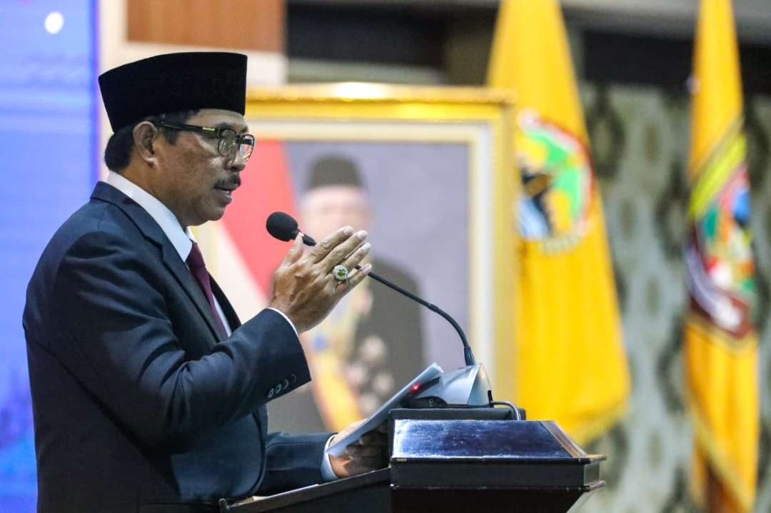 Pj Gubernur Jateng, Nana Sudjana melantik Rober Christanto menjadi Bupati Karanganyar dan Sekda Cilacap Awaluddin Muuri menjadi Pj Bupati Cilacap. (Foto: Dok Jateng)