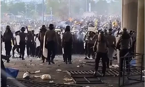 Kerusuhan antara suporter Gresik United vs Polisi di Stadion Gelora Joko Samudro, Gresik, Minggu, 19 November 2023. (Foto: Tangkapan layar)