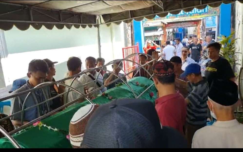 Suasana keberangkatan jenazah Titik Ristianti warga Putat Jaya. (Foto: Pita Sari/Ngopibareng.id)