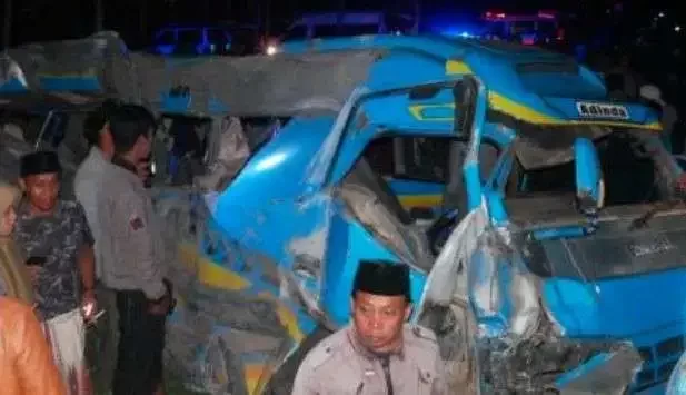 Minibus elf yang ringsek karena tersambar KA Probowangi saat melintas di Klakah, Lumajang.(Foto: Instagram)