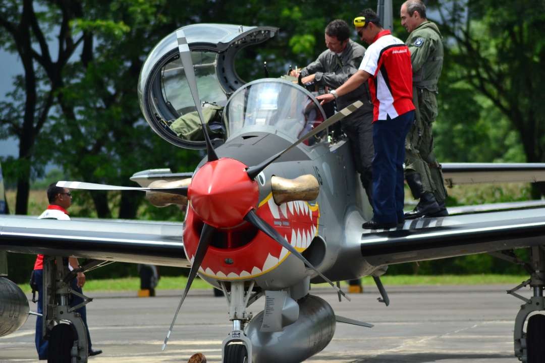 Pesawat Super Tucano saat tiba di Pangkalan TNI AU Abdulrachman Saleh Malang Senin 29 Februari 2016. (Foto: Rappler)