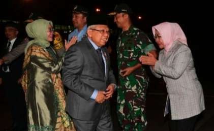 Wapres Ma'ruf Amin  bersama ibu Wiry menjelang keberangkatan  menuju Athena melalui Bandara  Internasional Soekarno Hata Tangerang (foto: Setwapres)