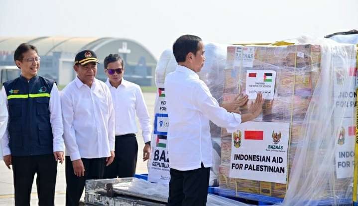 Menko PMK) Muhadjir Effendy mendampingi Presiden Joko Widodo melepas bantuan kemanusiaan tahap kedua untuk warga Palestina. (Foto: Dok Menko PMK)