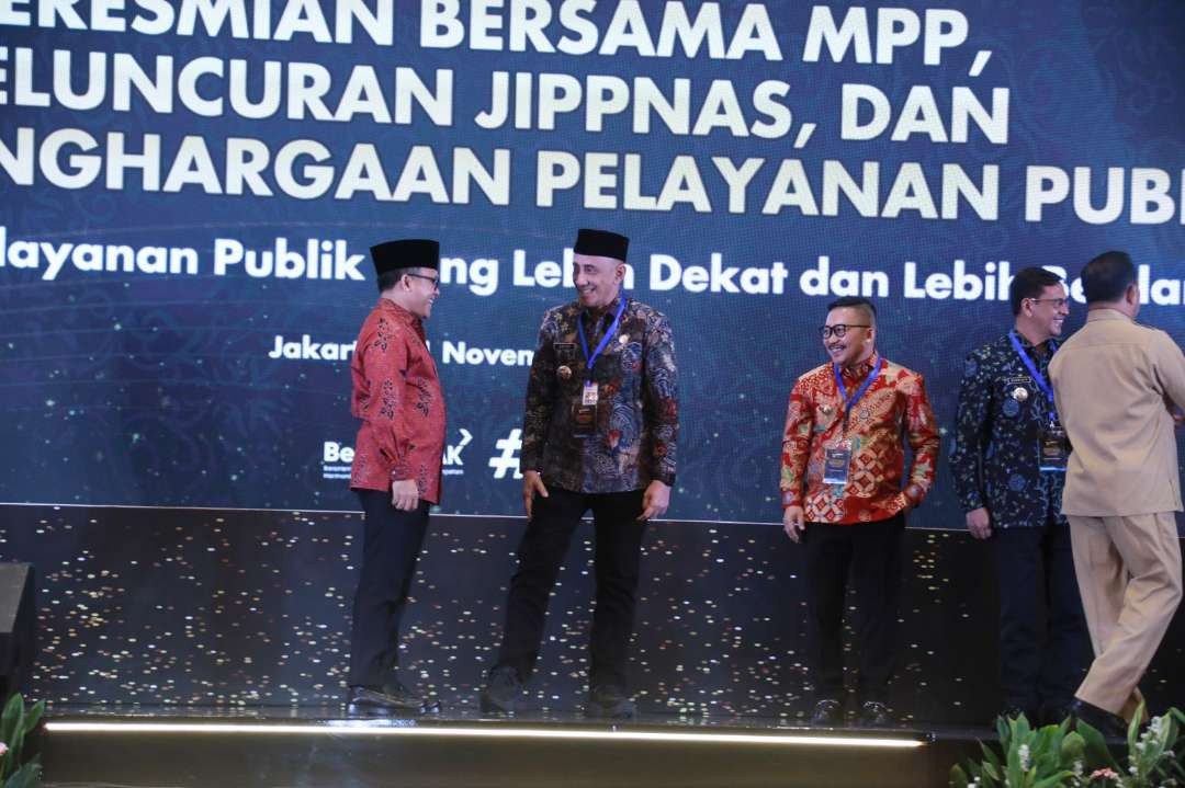 Menteri Pendayagunaan Aparatur Negara dan Reformasi Birokrasi (Menpan RB) Abdullah Azwar Anas dan Pj Bupati Bangkalan  DR. H. Arief M Edie saat peresmian MPP di sebuah hotal di Jakarta pada Selasa 21 November 2023. (Foto: dok humas pemkab bangkalan)