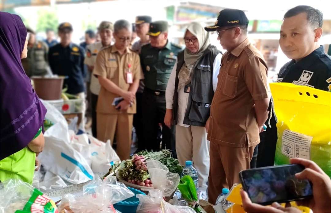 Satgas Pangan Bondowoso dipimpin Pj Bupati Bambang Soekwanto memantau ketersediaan dan harga kebutuhan pangan di Pasar Induk Bondowoso.(Foto:Guido/Ngopibareng.id)