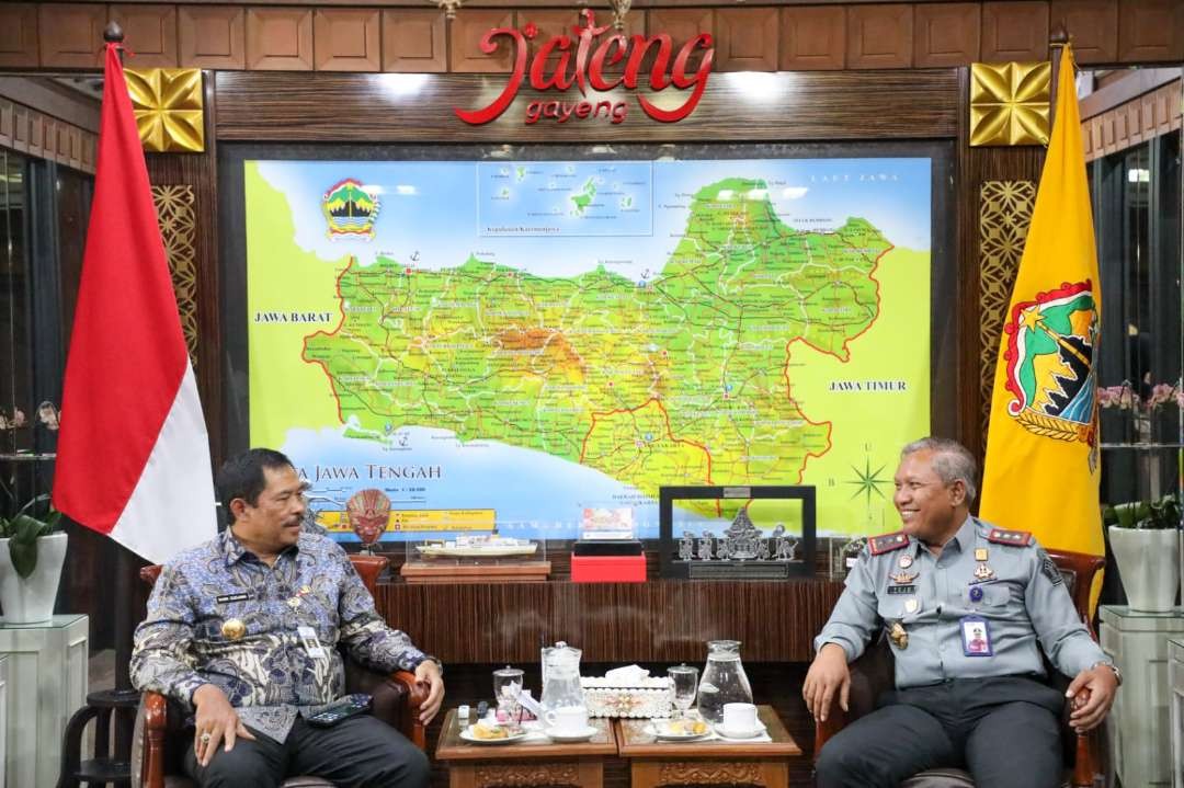 Pj Gubernur Jawa Tengah, Nana Sudjana saat berdialog dengan Kepala Kanwil Kemenkumham Jawa Tengah, Tejo Harwantodi Kantor Gubernur Jawa Tengah, Selasa, 21 November 2023. Mereka berbincang soal hak pilih warga binaan. (Foto: Pemprov Jateng)