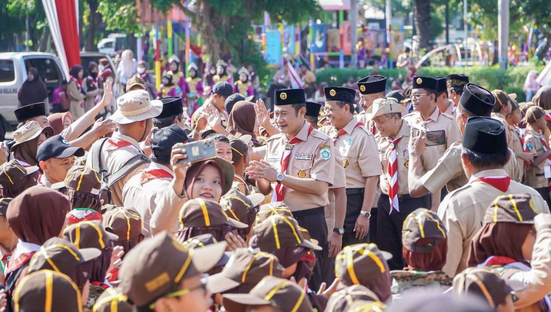 Bupati Yuhronur Efendi, selaku Ketua Majelis Pembimbing Kwarcab Lamongan di tengah-tengah peserta. (Foto: Istimewa)