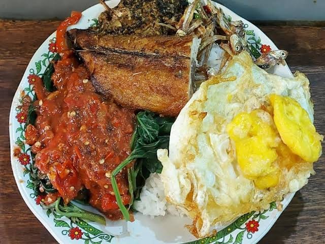 Seporsi nasi sambelan ikan tongkol Mbak Ju di DTC, Wonokromo, Surabaya. (Foto: Istimewa)