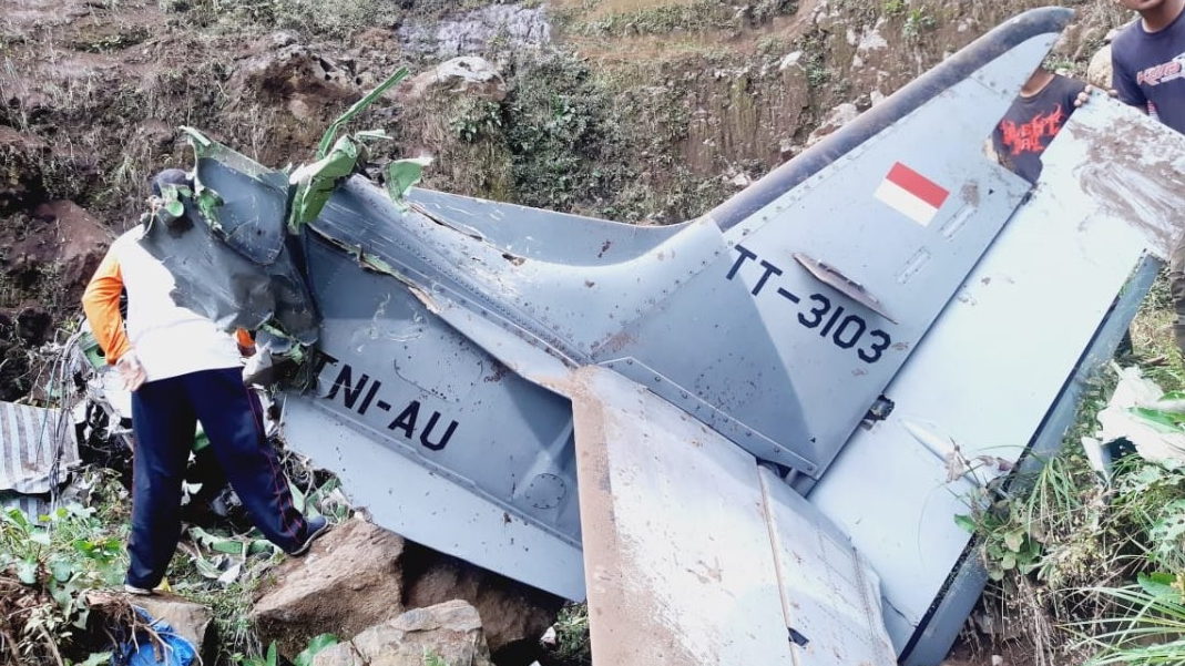 Potongan rangka pesawat tempur Super Tucano yang jatuh di Pasuruan, Jawa Timur (Foto: Istimewa)