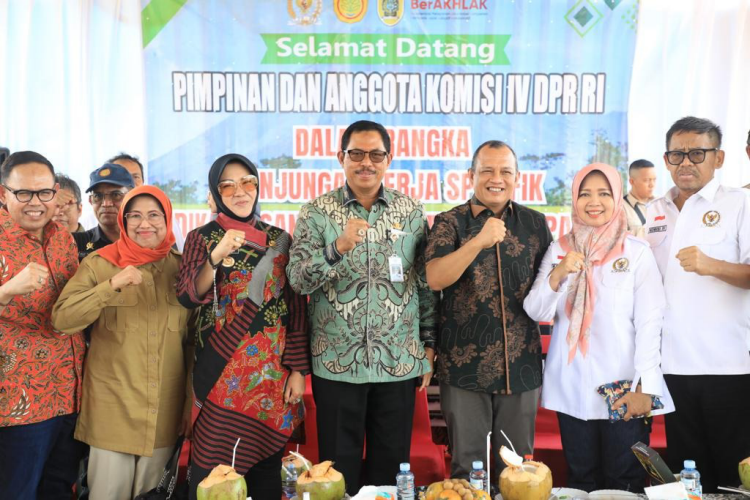 Pj Gubernur Jawa Tengah, Nana Sudjana (tengah) menerima Kunjungan Kerja Spesifik Komisi IV DPR RI di Desa Tlingsing, Kecamatan Cawas, Kabupaten Klaten, Kamis 16 November 2023. (Foto: Humas Pemprov Jateng)