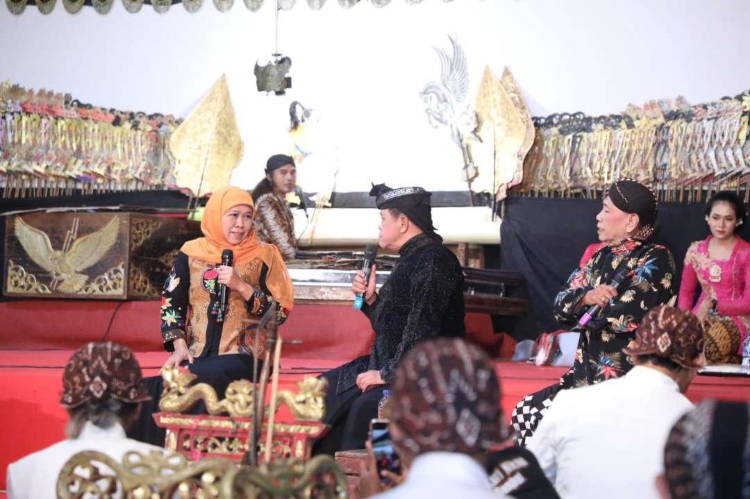 Gubernur Khofifah naik panggung menyapa ribuan penonton saat sesi Limbukan bersama pelawak Kirun dan Marwoto di Alun-Alun Ponorogo, Minggu 19 November 2023 malam. (Foto: dok. kominfo ponorogo)