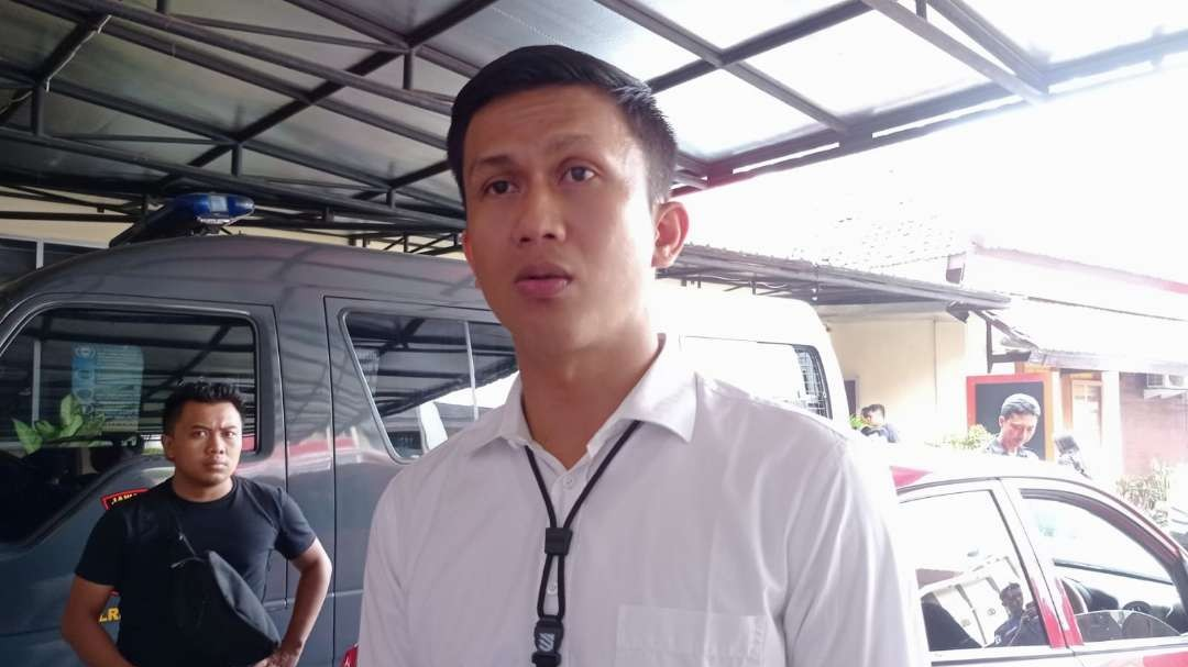 Kasatreskrim Polres Jember, AKP Abid Uais Al Qarni menjelaskan soal penyidikan kasus dugaan penelantaran jemaah umrah. (Foto: Rusdi/Ngopibareng.id)