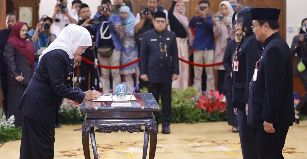 Gubernur Jatim, Khofifah Indar Parawansa saat melantik Prof Cita Rosita Sigit Prakoeswa sebagai Direktur RSUD Dr. Soetomo di Gedung Negara Grahadi, Surabaya, Rabu 22 November 2023. (Foto: Istimewa)