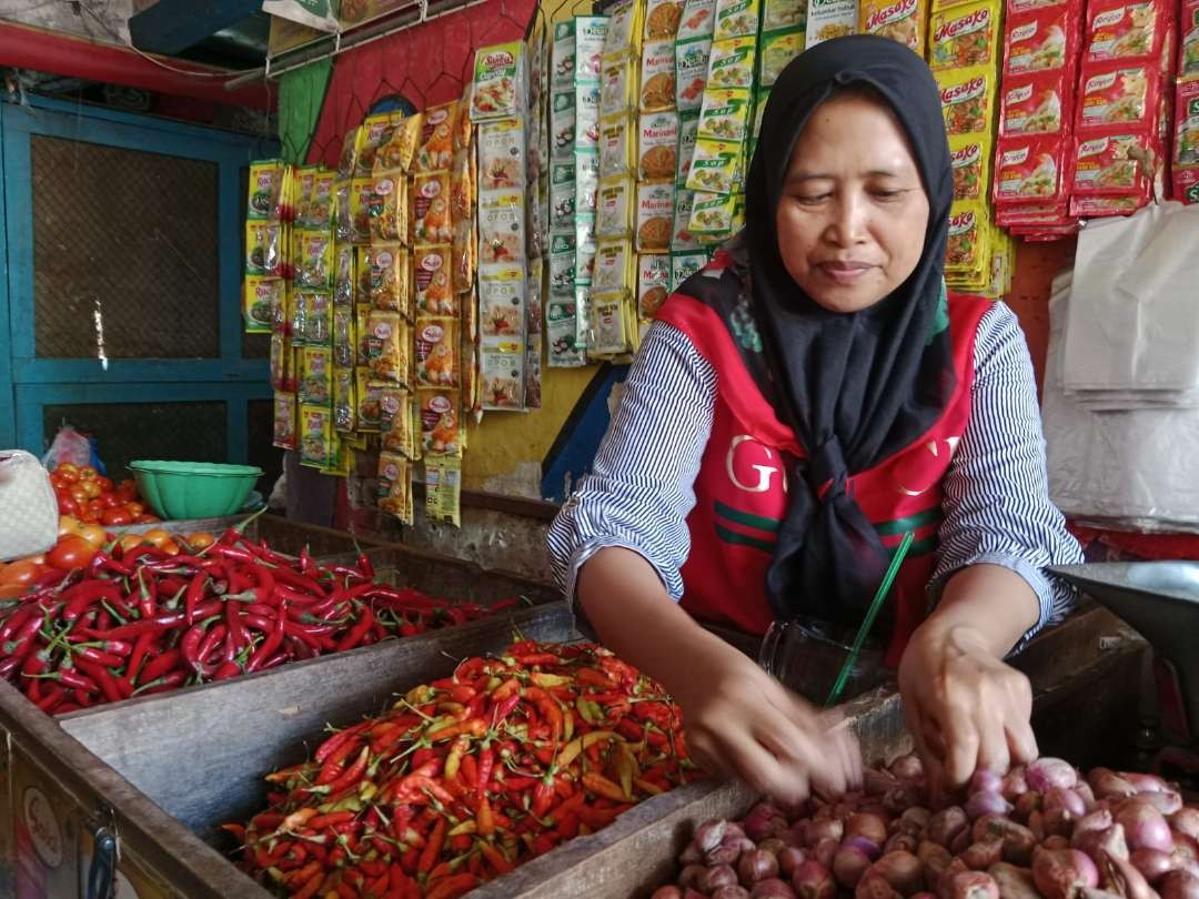 Pedagang cabai rawit di pasar Induk Banyuwangi (foto: istimewa)