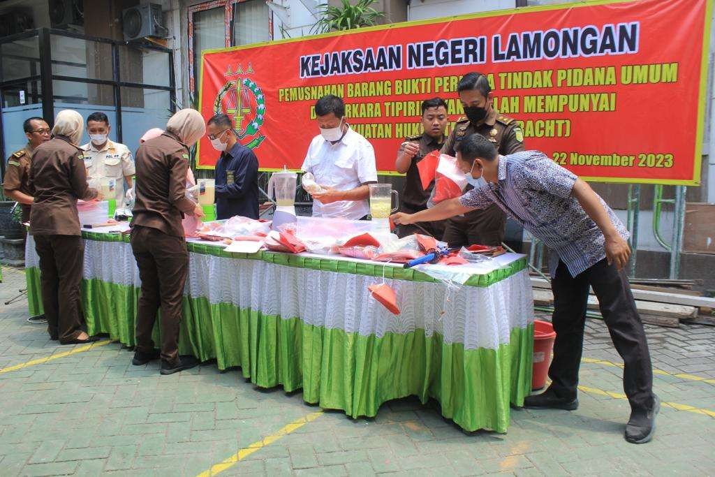 Sejumlah barang bukti kejahatan narkoba sebelum dimusnahkan di Kejari Lamongan. (Foto: Istimewa)