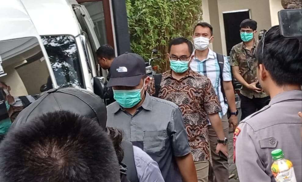 Tim KPK saat bertolak meninggalkan Kantor CV Arta Guna usai melakukan penggeledahan selama 4 jam (Foto: Rusdi/Ngopibareng.id)