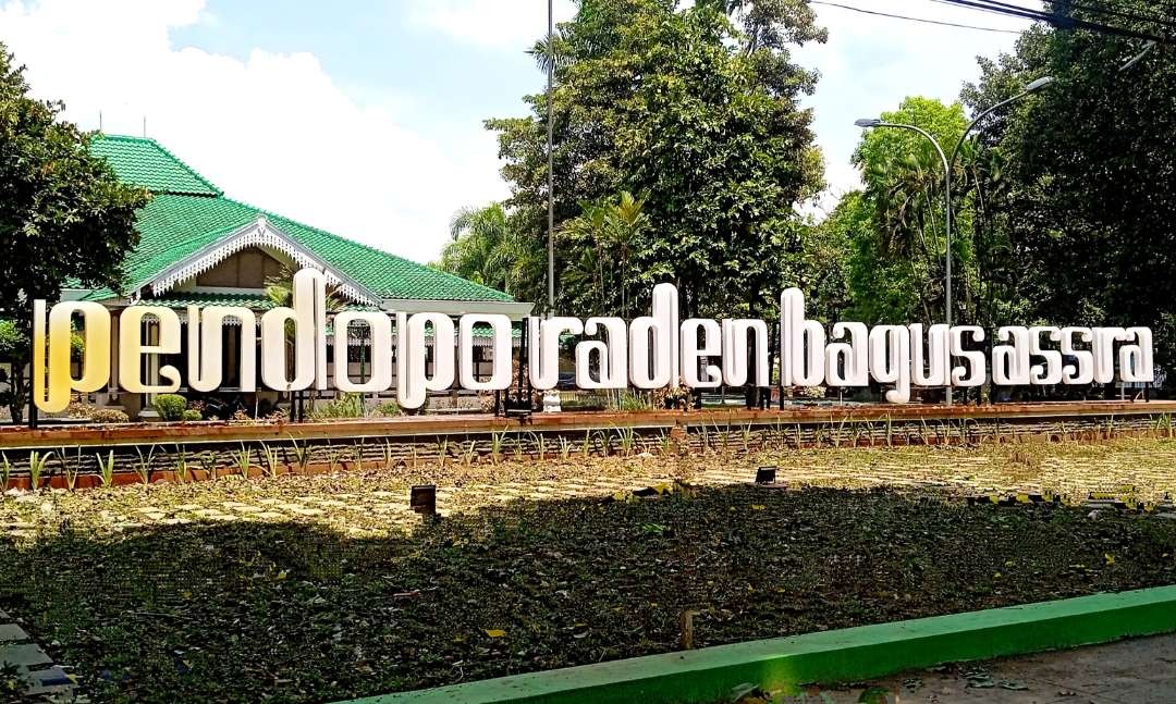 Pendapa Bupati Raden Bagus Assra Bondowoso digeledah KPK terkait OTT kasus dugaan korupsi pada 15 November 2023.(Foto: Guido/Ngopibareng.id)