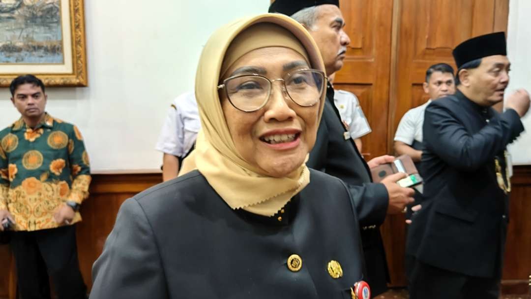 Pj Bupati Lumajang, Indah Wahyuni saat ditemui di Gedung Negara Grahadi, Surabaya, Rabu 22 November 2023. Pihaknya minta bantuan Pemprov Jatim bangun palang pintu kereta api. (Foto: Fariz Yarbo/Ngopibareng.id)