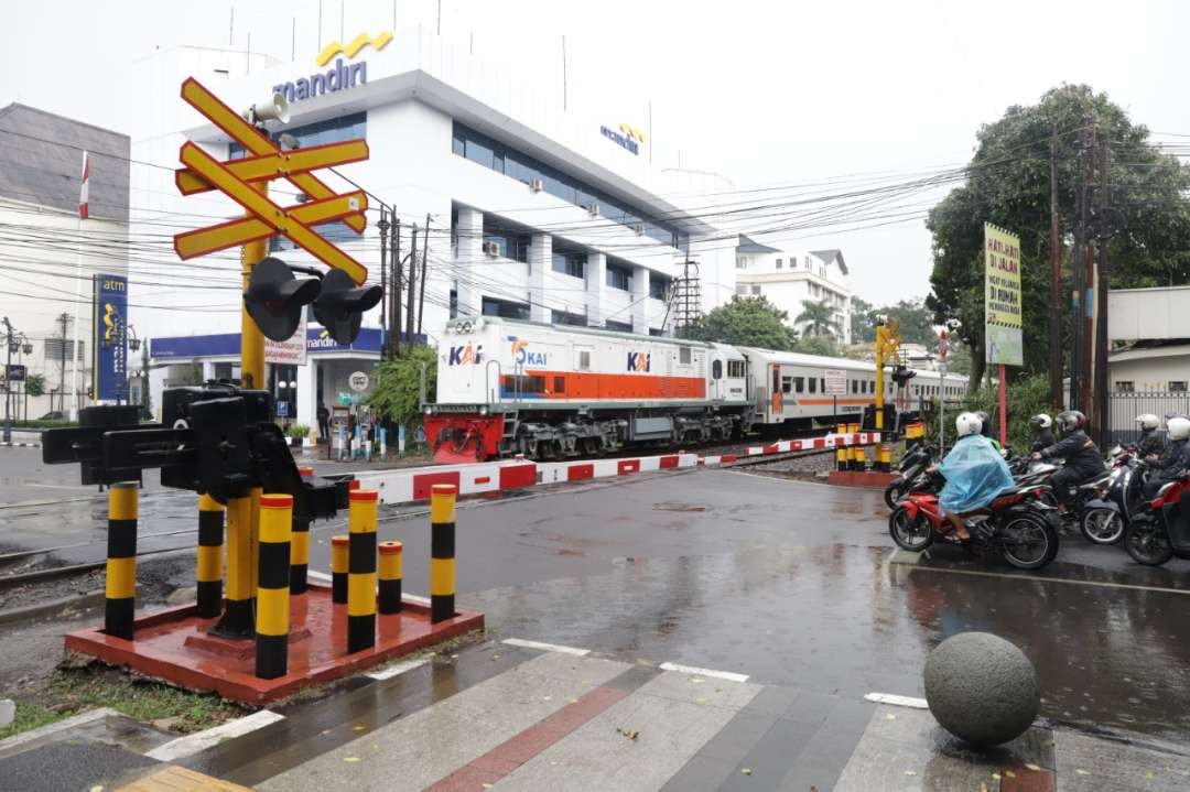 Ilustrasi perlintasan sebidang yang berpalang pintu dan dijaga oleh petugas. (Foto: Dishub Kulon Progo)