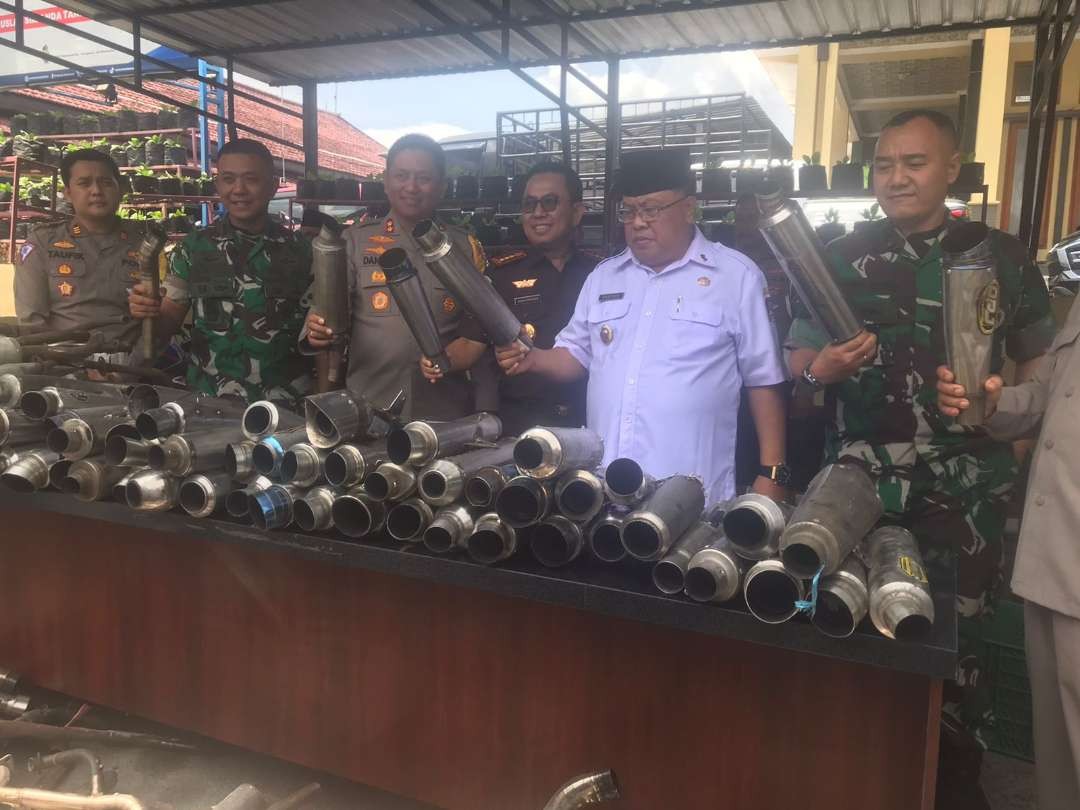 150 knalpot brong kendaraan bermotor berhasil disita oleh jajaran Polres Kota Blitar selama 3 hari operasi. Knalpot dimusnahkan. (Foto: Choirul Anam/Ngopibareng.id)