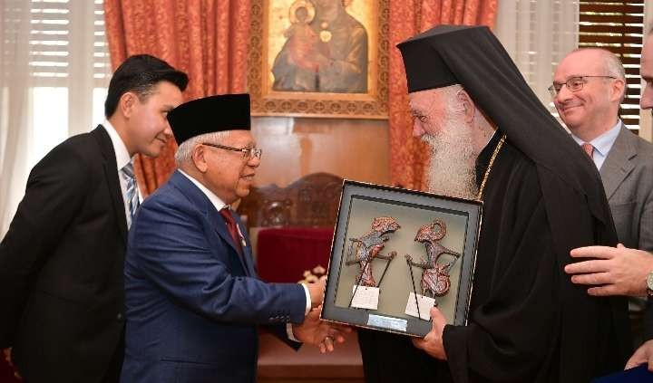 Wapres memberikan cendera mata berupa wayang kulit kepada His Beatitude Leronymos II. (Foto: Setwapres)