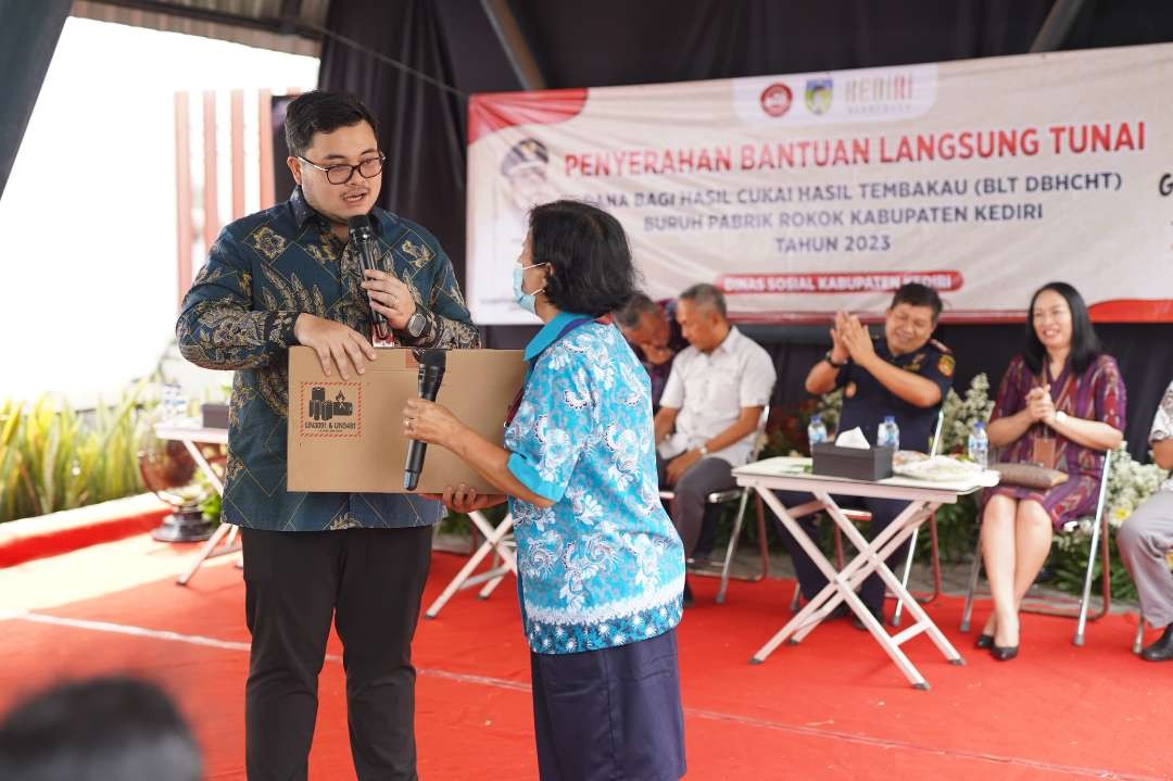 Mas Dhito Salurkan BLT Dana Bagi Hasil Cukai Tembakau kepada 12.449 buruh pabrik rokok. (Foto: Istimewa)