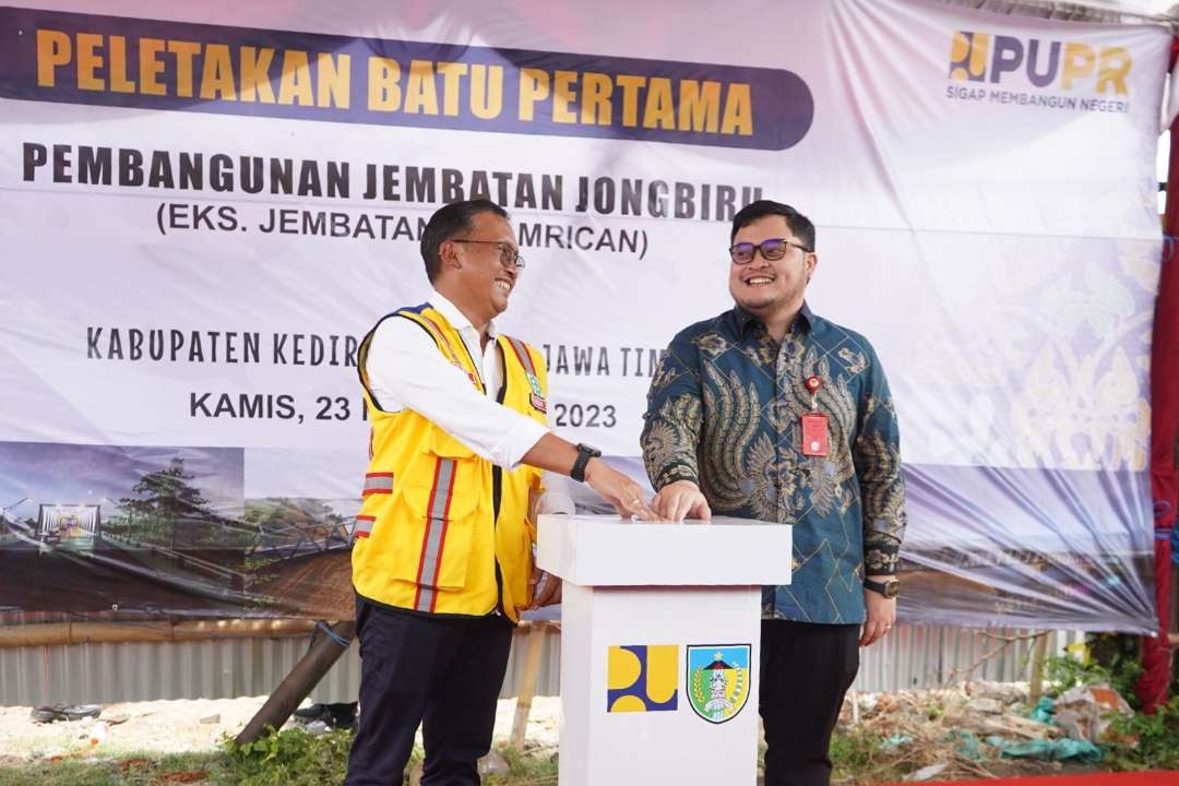 Bupati Kediri Hanindhito Himawan Pramana saat groundbreaking atau peletakan batu pertama pembangunan jembatan  (Foto: Istimewa)