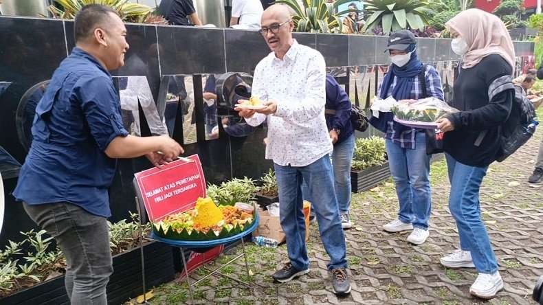 Sejumlah mantan pegawai Komisi Pemberantasan Korupsi (KPK) menggelar potong tumpeng merayakan penetapan tersangka Ketua KPK Firli Bahuri. (Foto: Ant)