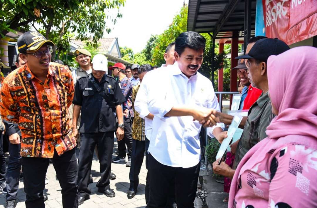 Menteri ATR/BPN Hadi Tjahyanto saat membagikan sertifikat aset kepada warga korban lumpur Sidoarjo (Foto: Aini/Ngopibareng.id)