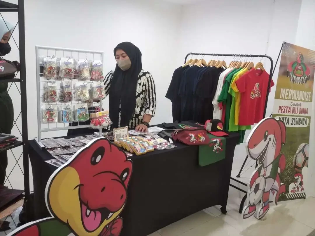 UMKM yang menjual merchandise di salah satu Mal di Surabaya. (Foto Julianus/Ngopibareng.id)