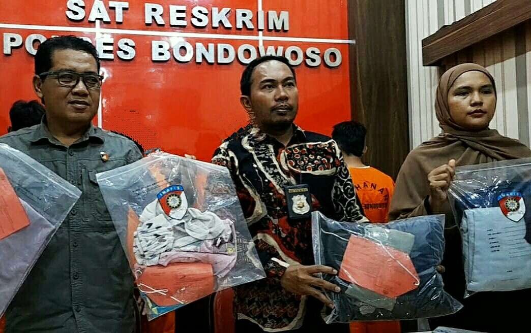 Anggota Unit PPA Polres Bondowoso menunjukkan barang bukti kasus pencabulan dilakukan oknum guru SD.(Foto: Guido/Ngopibareng.id)