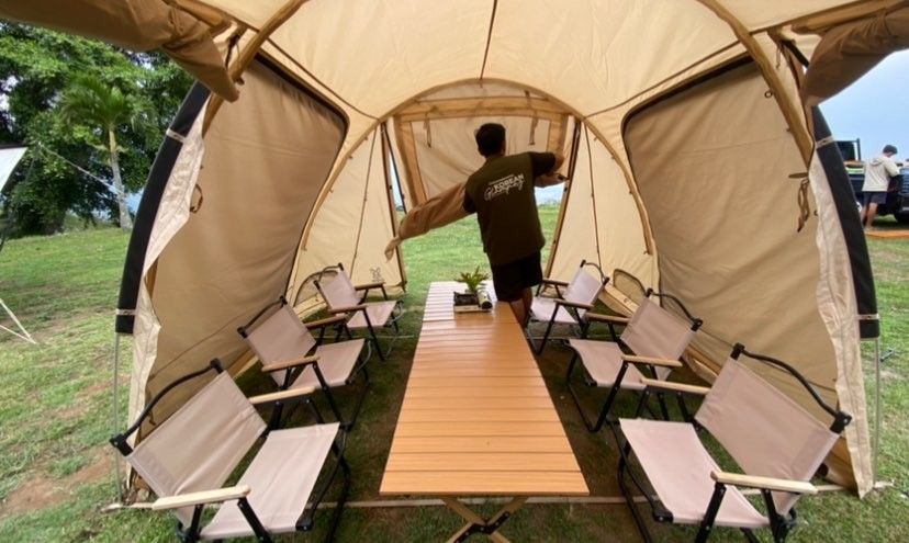 Petugas dari Korean Glamping saat melakukan penataan tenda dan perabotannya (Foto: Lalu Theo/Ngopibareng.id)