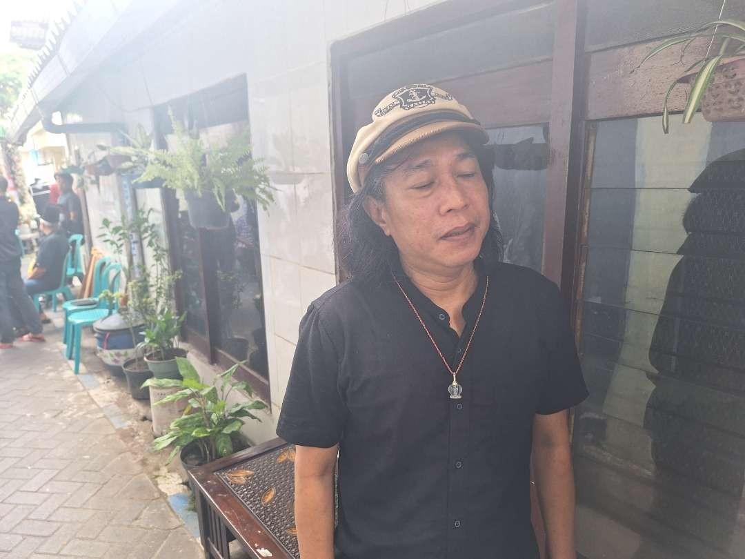 Heri Suryanto atau yang dikenal sebagai Cak Suro, saat ditemui di rumah duka almarhum Cak Eko Londo. (Foto: Julianus Palermo/Ngopibareng.id)