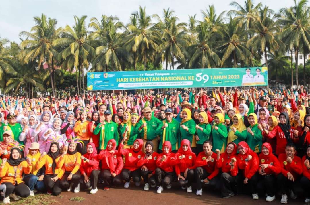 Bupati dan Wakil Bupati Jember saat foto bersama nakes non ASN (Foto: Dok Diskominfo Jember)