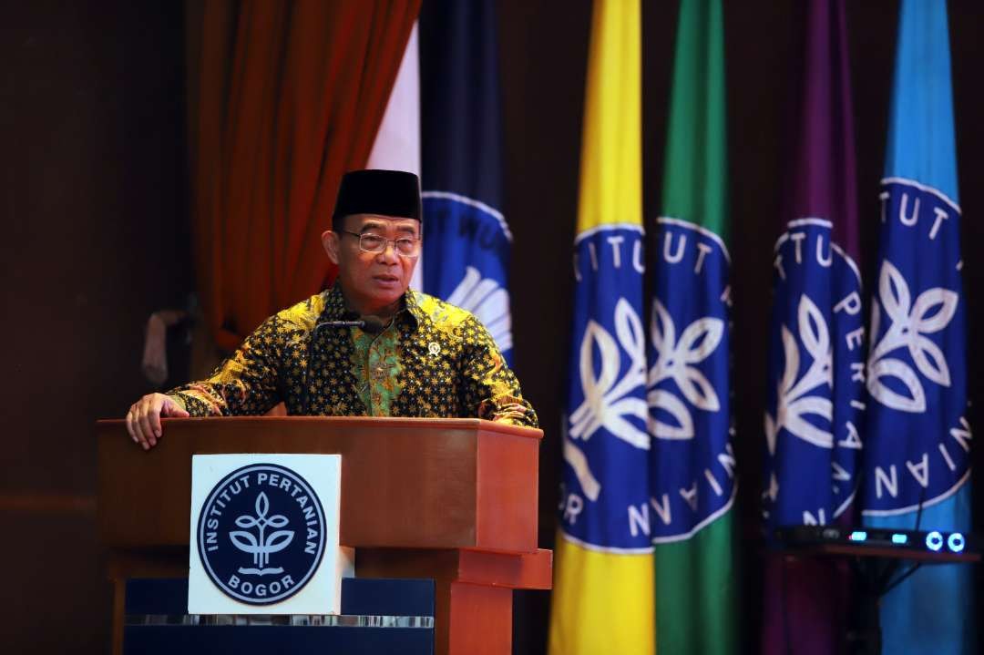 Menko PMK menjadi Narasumber pada Sarasehan Nasional Forum Mahasiswa Pasca Sarjana IPB bertajuk "Langkah Berkelanjutan: Aksi Nyata Kolaborasi Mendorong Masa Depan Kesehatan, Energi, dan Lingkungan Hidup Indonesia", yang diselenggarakan oleh Forum Mahasiswa Pascasarjana IPB University, di Auditorium Andi Hakim Nasution, IPB University Bogor, pada Kamis, 23 November 2023. (Foto: Kemenko PMK)