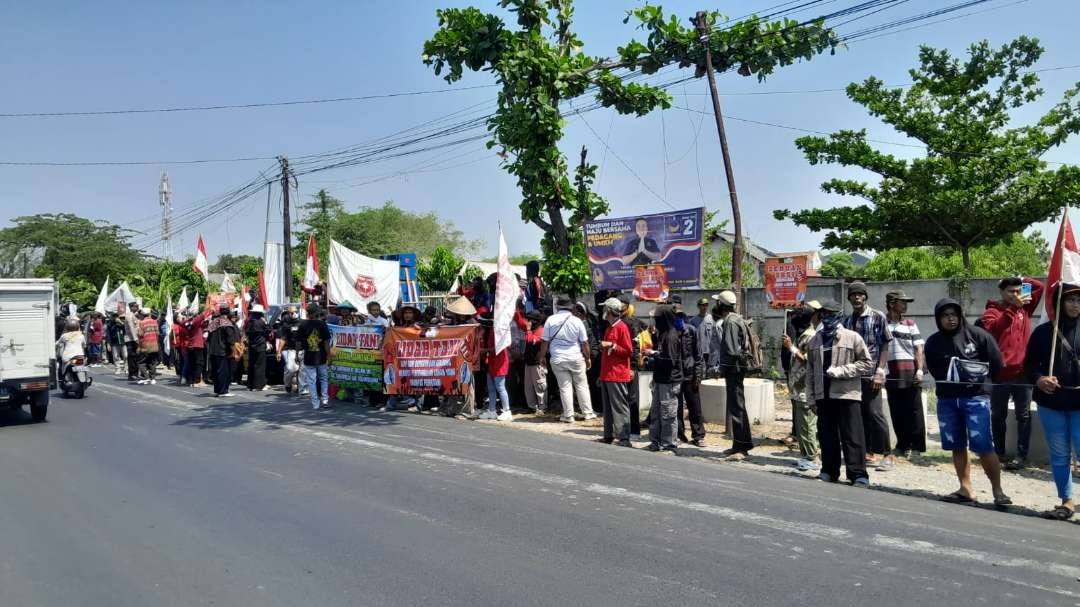 Petani hutan melakukan aksi demo di depan Kantor Perhutani KPH Padangan pada awal November 2023