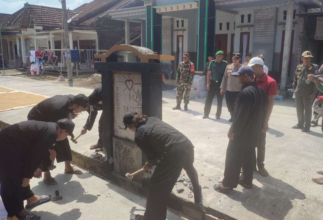 Anggota perguruan silat di Lamongan didampingi Muspimcam membongkar tugu kebanggaannya (Foto : Istimewa)