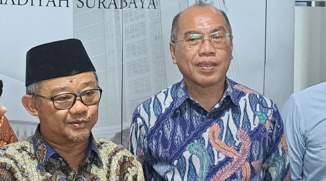 Sekretaris Umum PP Muhammadiyah, Abdul Mu'ti didampingi Rektor UMSurabaya, Sukadiono. (Foto: Pita Sari/Ngopibareng.id)