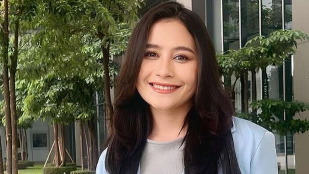 Prilly Latuconsina Rajin membaca Ayat 1000 Dinar, usai menjalankan ibadah salat. (Foto: Instagram @prillylatuconsina)