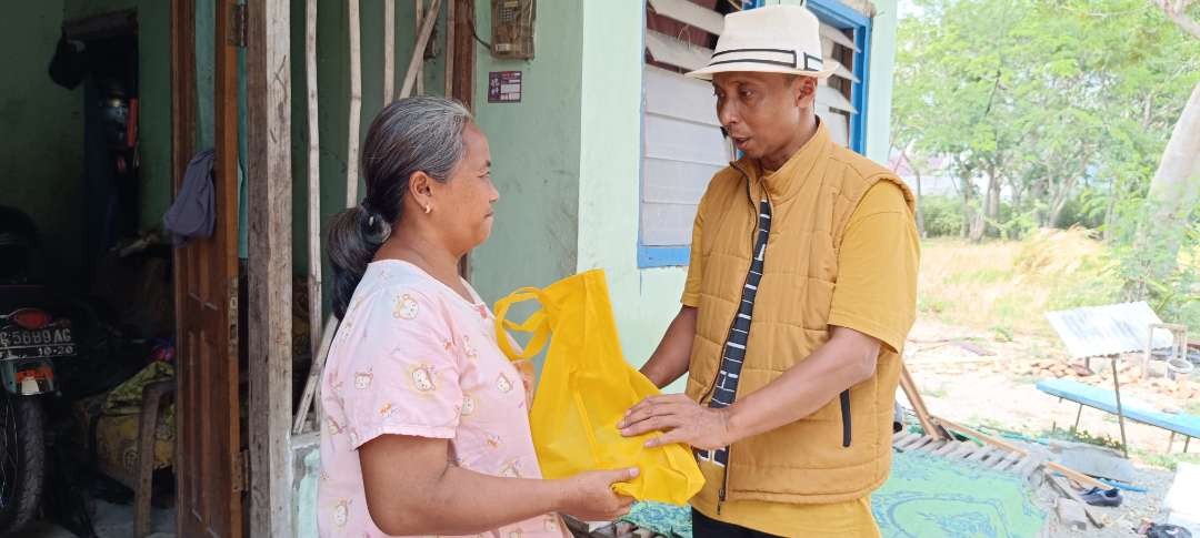 Dewan Pembina Komunitas Wana Rescue, Imam Zarkasyi bagikan sembako warga kurang mampu. (Foto: Fendi Lesmana/Ngopibareng.id)