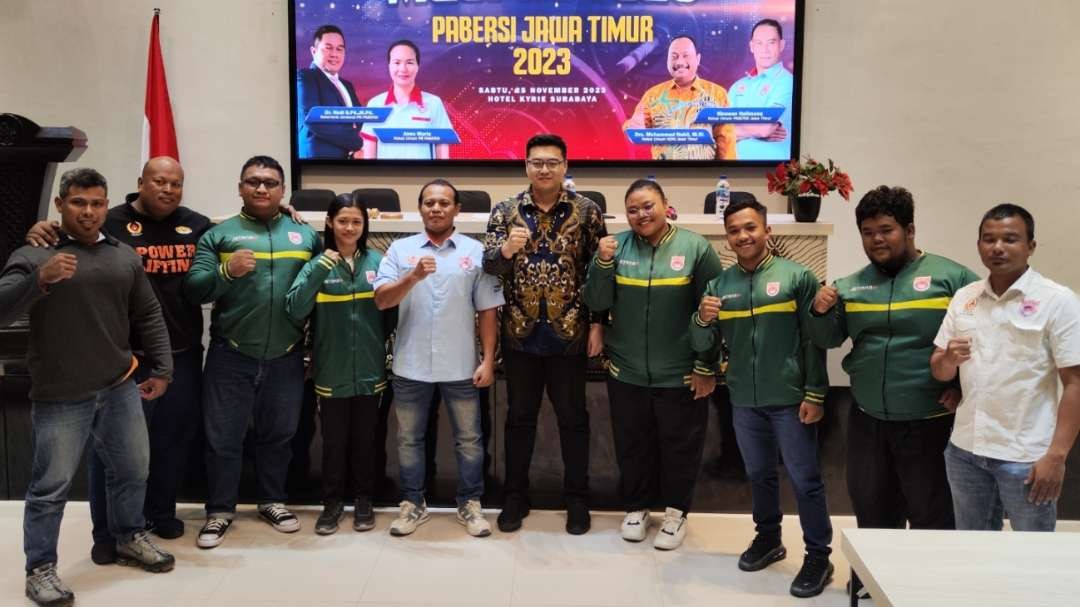 Ketua Pabersi Jatim, Abram Nathan (tengah) bersama atlet Puslatda Jatim. (Foto: Fariz Yarbo/Ngopibareng.id)